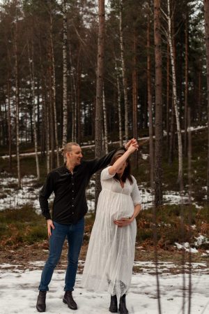 mysig, genuin gravidfotografering i Taberg utanför Jönköping